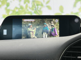 テレビ番組を画面で楽しめる装備です。停車中の休憩時間などに映像を視聴でき、車内で過ごすひとときの楽しみを広げてくれます。視聴は停車時にご利用ください。