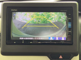 後方の様子を画面で確認でき、駐車時の安全確認をサポートします。ガイド表示も備わり、車庫入れや狭い場所での後退時に周囲との位置関係を把握しやすくなります。