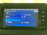 画面上にオーディオや地図などの項目が並び、目的に応じて選びやすい表示です。複数の接続・再生項目も確認でき、通勤やお出かけの場面に合わせて活用できます。