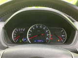 速度計やエンジン回転数、燃料残量などを運転席から確認できるメーター配置です。表示がまとまっており、走行中も必要な情報を目で追いやすく、日々の運転をサポートします。