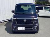 LEDヘッドライトは、本当に明るくて安全です。暗い夜道からお客様を守ってくれます。運転しやすいですし、自慢にもなるかも?黄色いハロゲンライトと見比べてください。
