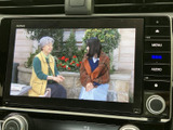 画面でテレビ番組を視聴でき、停車中の休憩時間などに活用いただけます。車内で映像を楽しめる装備が備わり、待ち時間を過ごす際にも便利にお使いいただけます。