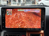 停車中にテレビ番組を視聴でき、休憩時間など車内で過ごすひとときに活用できます。画面に番組映像が表示され、身近な情報や娯楽を楽しめる装備です。視聴は安全な場所に停車してお楽しみください。