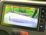 【バックカメラ】駐車時に後方がリアルタイム映像で確認できます。大型商業施設や立体駐車場での駐車時や、夜間のバック時に大活躍!運転スキルに関わらず、今や必須となった装備のひとつです!