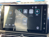 電話や設定、接続機能などをアイコンで一覧表示し、使いたい項目を画面から選びやすい構成です。必要な情報へアクセスしやすく、日常の操作を助けます。