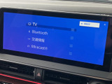 TVやBluetooth、交通情報、Miracastなどの項目が一覧で表示され、利用したい機能を選びやすい画面です。日々の移動に合わせて音源や情報を切り替えられ、車内で便利に活用できます。