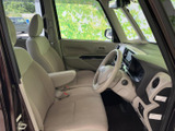 明るい色合いのシートと大きな窓で、運転席まわりに開放感があります。前方や左右を見渡しやすいレイアウトで、座面にはゆったりした幅があり、毎日の乗り降りにも使いやすそうです。