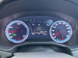 速度や燃料残量などの情報をメーターと中央表示部で確認でき、運転に必要な情報を把握しやすい構成です。明るい目盛りで視認性にも配慮されています。