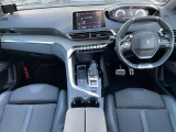 運転中の視線移動を抑えるレイアウトの「iCockpit」。