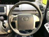 インテリアに合わせたデザインのステアリングは、運転される方のことも考え、運転しやすい形状、大きさです。是非一度、実際に触ってお確かめください。