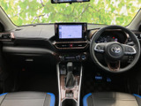 運転席から前方を見渡しやすく、フロントまわりの情報にも目を向けやすいレイアウトです。左右のシートは青い差し色がアクセントとなり、落ち着いた室内に彩りを添えています。