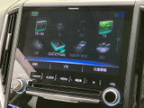 FM・AMやBluetoothオーディオ、USBなど複数の音源を画面から選択できます。普段お使いの音楽を車内で楽しみたい方にも便利で、表示に沿って選べるため操作内容を把握しやすい装備です。