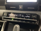 左右独立温度コントロールフルオートエアコンです。運転席、助手席それぞれで独立して温度設定ができます。冷え性の方が乗っても安心ですね♪