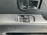 ドアに集約されたウインドウスイッチは、運転席から手を伸ばしやすい位置にあります。窓の開閉を手元で行えるため、換気したい時など日常のさまざまな場面で便利です。