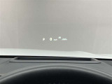 フロントガラスに情報投影するHUD付き。視線移動を最小限に、安全運転を支援します。