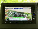 停車中にテレビ番組を視聴でき、待ち時間も有意義に過ごせます。画面には番組映像が表示されており、休憩のひとときに映像を楽しみたい方にも便利な装備です。
