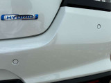 後退時ブレーキサポートです。リヤバンパーに搭載した4つのセンサーで後方の障害物をブザー音とメーター表示で障害物をお知らせ。衝突被害軽減ブレーキが作動し衝突の回避または衝突時の被害を軽減します。