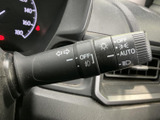 表示が確認しやすいレバーで、運転中も視線移動を抑えながら扱いやすい配置です。周辺の灯火類に関する操作を手元にまとめ、日々の運転を支える装備です。