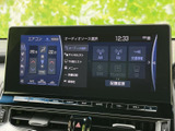 AMやFM、交通情報などの選択肢が画面上に並び、使いたい音源を確認しやすい表示です。メニューの配置も分かりやすく、停車中に設定を確かめやすい装備です。
