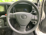 手になじみやすい形状のステアリングで、運転席で自然に握れる設計です。前方を見ながら車両を操作しやすく、毎日の通勤やお出かけを快適にサポートします。