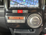 【オートエアコン】一度お好みの温度に設定すれば、車内の温度を検知し風量や温度を自動で調整。暑い&hellip;寒い&hellip;と何度もスイッチ操作をする必要はありません。快適な車内空間には必須の機能ですね♪