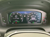 速度やシフト位置などの情報がひと目で確認できる表示で、運転中も必要な情報を把握しやすい構成です。中央の画面にも車両情報がまとまり、視線移動を抑えて確認できます。