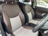 【運転席】座り心地が良いシートなので長時間の運転でも快適にお過ごしいただけます。新品のフロアマットのご注文も可能です。掲載箇所以外にご希望の写真がございましたらお気軽にお問い合わせ下さい。