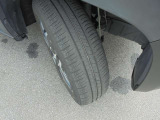 タイヤ残り溝が1.6mmになる目安として「スリップサイン」が設けられています。この車は4割程度残ってますので、まだまだ安心してお乗り頂けます!