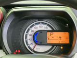 速度計と情報表示がまとまり、走行に必要な数値や車両情報をひと目で確認しやすい配置です。表示が見渡しやすく、運転中の状況把握をサポートしてくれます。