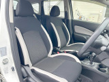 運転席まわりには十分なスペースがあり、大柄な方でもゆったり運転していただける環境です。