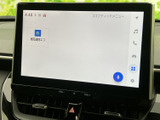 タッチ画面に地図や音楽、電話などのメニューが並び、使いたい項目を選びやすい構成です。音声入力の表示もあり、目的に応じて画面から機能へアクセスできます。