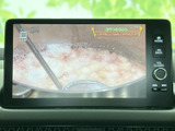 テレビ映像を楽しめる画面を備えており、停車中の待ち時間などに映像を視聴できます。画面の表示内容も見やすく、休憩時に車内で過ごす時間をより楽しく演出してくれます。
