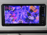 画面いっぱいに映像が表示され、停車中の休憩時間などにテレビや映像を視聴できます。見やすい大きさで、車内で過ごすひとときの楽しみを広げてくれる装備です。