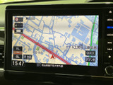 地図上に現在地や道路の情報が表示され、目的地までの道順を確認しながら移動できて便利です。画面内の案内表示も見やすく、初めての場所へ向かう際にも心強い装備です。