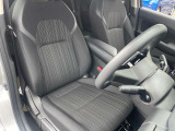 ゆったりと運転できる大きなシート☆キズやシミの無いキレイな運転席です♪