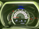 速度や燃料残量など、運転に必要な情報をひと目で確認しやすい配置です。表示がまとまっているため、走行前の確認や日常の運転時にも役立ちます。