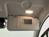 運転席、助手席ランプ、バラエティーミラー付きサンバイザーです.