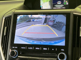後方の様子を画面で確認しながら駐車でき、ガイド線も目安として活用できます。周囲の状況に気を配りながら、駐車時の切り返しを行う際に心強い装備です。