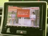 テレビ番組を画面で楽しめる装備を備えています。停車中の待ち時間などに映像を視聴でき、車内で過ごす時間をより充実させたい方にも便利です。操作ボタンも画面周辺に配置されています。