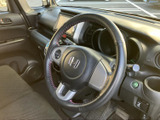握りやすい形状で、運転中も自然な姿勢でハンドルを保持できます。手元にはスイッチ類も備わり、前方から視線を大きく外さずに扱いやすい配置。毎日の運転を快適に支えます。