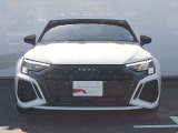 シングルフレームグリルはAudiの象徴的なデザイン要素であり、一目でAudiとわかるスタイル、大きくて迫力のある形状が車のスポーティな印象を強調しており、魅力的なデザインとなっています。