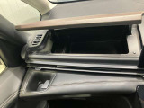 上下に収納があるので、常備しておきたい小物など分けて収納でき、車内をきれいに保てます!