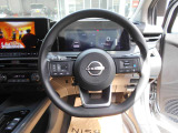 ステアリングハンドルです。オーディオコントロールスイッチが付いて運転中でも手元でオーディオの操作が出来て便利ですよ。