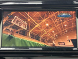 画面にはテレビ映像が表示され、停車中に番組を視聴して過ごせます。映像が見やすく、車内で待ち時間がある際にも活用しやすい装備としてお使いいただけます。