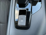 電動パーキングブレーキは、従来の足踏み式に比べ、しっかりと車をホールドしてくれるので安心です。女性の方には特に安心いただける装備です