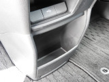 ★センターロアポケット★車内の小物や荷物をすっきり整理でき、必要な物をすぐ取り出せます。散らかりを防ぎ、日常使いからお出かけまで快適な車内空間を保ちます!