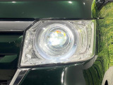 【LEDヘッドライト】悪天候や夜間走行時も良好な視界を確保し安心して運転できる高輝度LEDヘッドライトを装備!点灯速度が早く、消費電力も抑えられています。