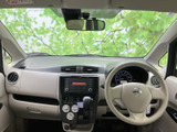 運転席からフロントガラス越しに前方を見渡しやすく、明るい色調の室内が開放感を演出します。シートにはゆったり座れる形状があり、運転席まわりもすっきりした印象です。
