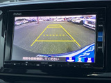 後方の様子とガイドラインを画面で確認でき、駐車時の周囲確認をサポート。車両後方の距離感を把握しやすく、落ち着いて駐車操作を行いたい場面に便利です。