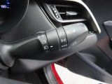 スイッチをオートに設定しておけば、車外の明るさに応じて自動的にヘッドランプを点灯・消灯します。夕暮れ時やトンネルの続く山道などを走行する時に便利なコンライトを装備しています。